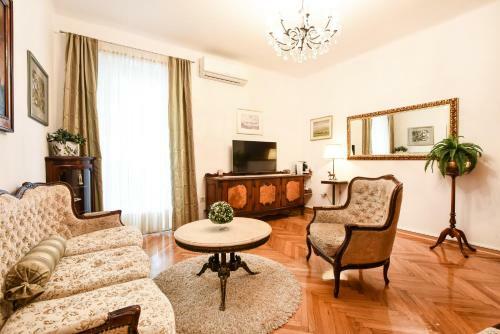 Central Palace Apartment