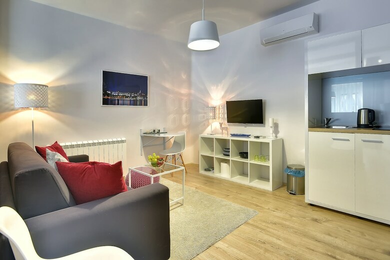 D&a Center Apartments