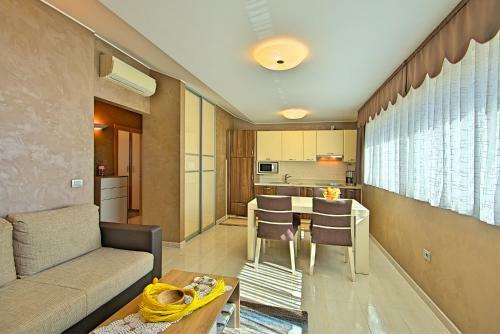 Apartments Riva-interauto