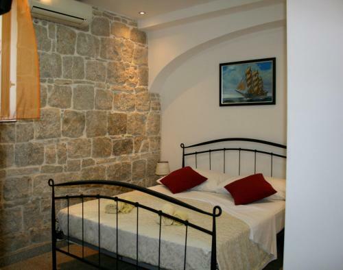 Hostal Rooms And Apartments Emily