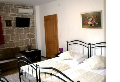 Hostal Rooms And Apartments Emily