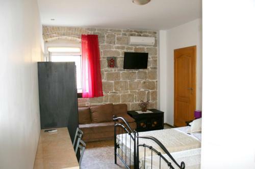 Hostal Rooms And Apartments Emily