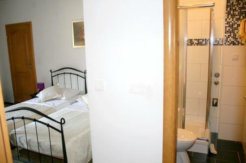 Hostal Rooms And Apartments Emily