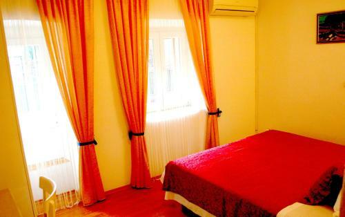 Hostal Rooms And Apartments Emily