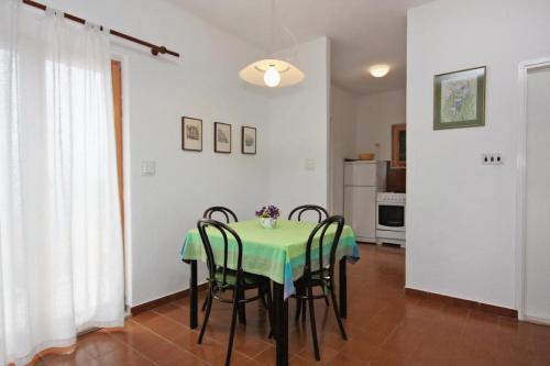 Holiday Home Splitska 5668