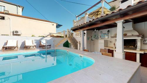 Radovani Luxury Apartment With Private Pool