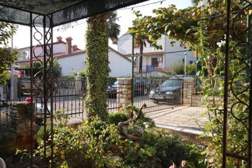 Apartments With A Parking Space Novigrad - 7054