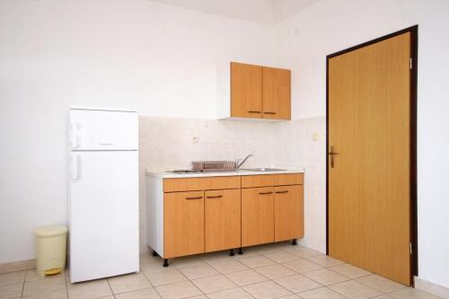 Apartment Novalja 9335b