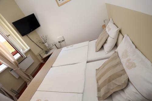Bed & Breakfast Rooms & Apartments Henrik