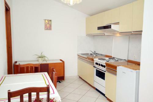 Apartments With A Parking Space Krk - 5327