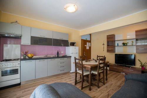 Apartment In Supetarska Draga 16063