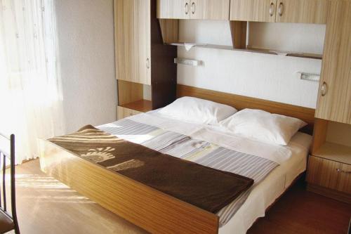 Hostal Apartments And Rooms With Parking Space Palit (rab) - 3195