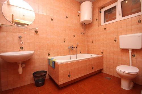 Apartments With A Parking Space Makarska - 6885