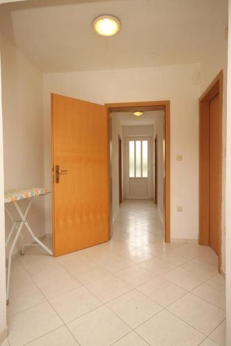 Apartments With A Parking Space Makarska - 6885