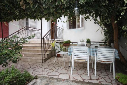 Apartments With A Parking Space Makarska - 6885