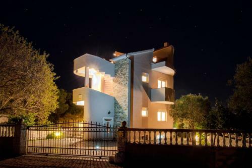Aquarius Apartments