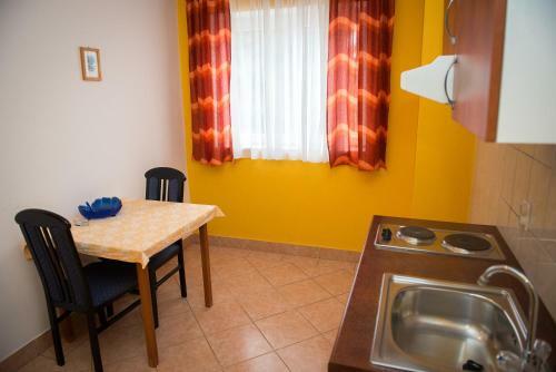 Apartments Lovri?