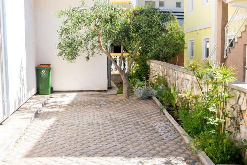 Apartments Lovri?