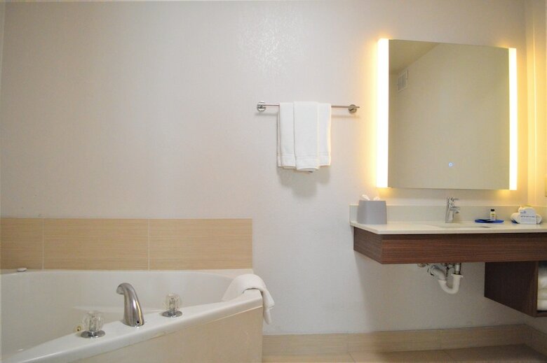Holiday Inn Express Hotel & Suites Batesville