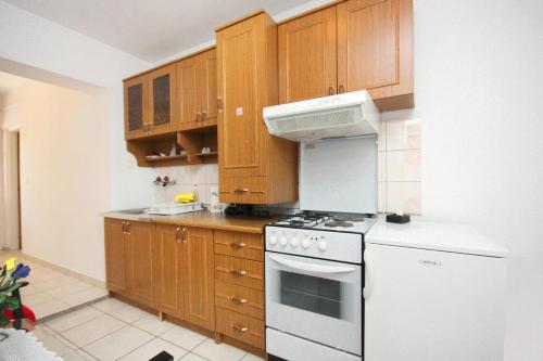 Apartments With A Parking Space Murter - 5084
