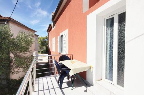 Apartments With A Parking Space Murter - 5084