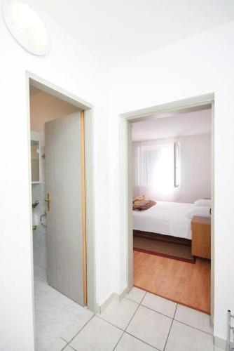 Apartments With A Parking Space Murter - 5084