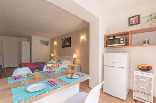 Studio Apartment Tomi 1