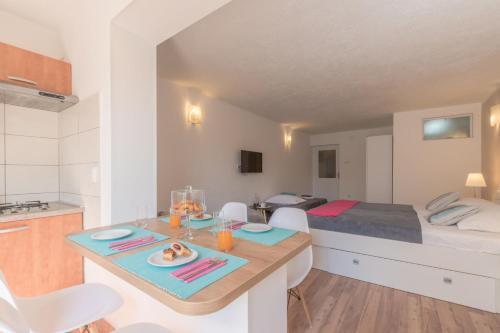 Studio Apartment Tomi 1