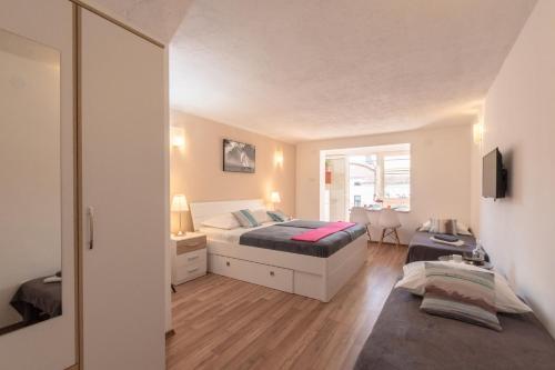 Studio Apartment Tomi 1