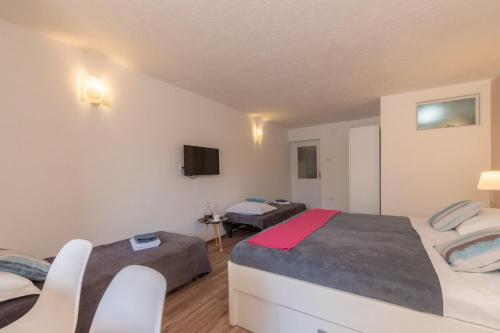 Studio Apartment Tomi 1