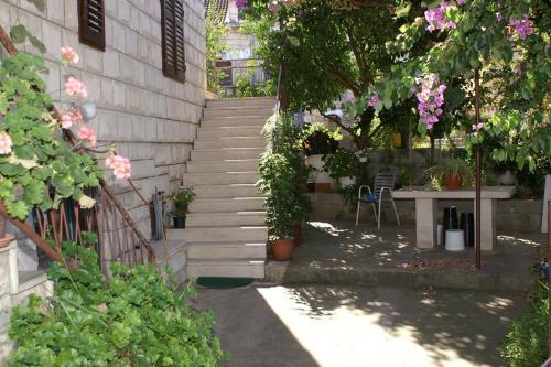 Apartments With A Parking Space Supetar (brac) - 2840
