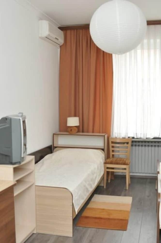Hostal Rooms Lara