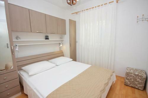 Apartments With A Parking Space Supetar (brac) - 5385