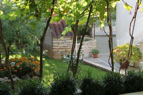 Apartments With A Parking Space Supetar (brac) - 5385