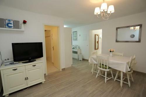 Apartments With A Parking Space Supetar (brac) - 5385