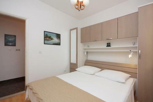 Apartments With A Parking Space Supetar (brac) - 5385