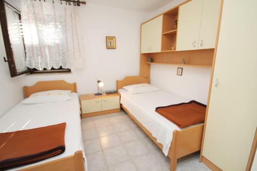 Apartments With A Parking Space Supetar (brac) - 5385