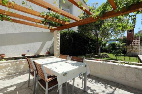 Apartments With A Parking Space Supetar (brac) - 5385