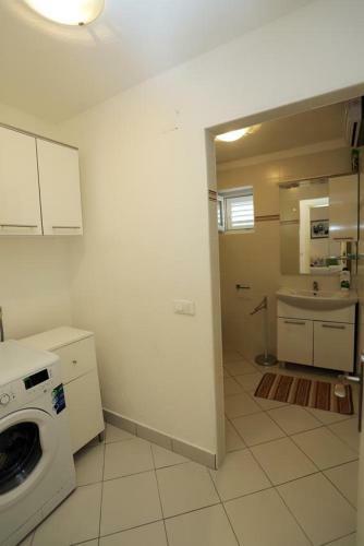 Apartments With A Parking Space Supetar (brac) - 5385