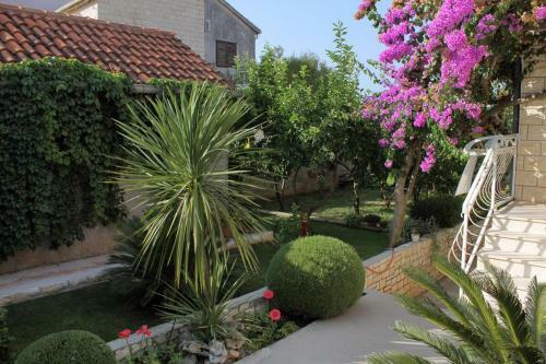 Apartments With A Parking Space Supetar (brac) - 5385