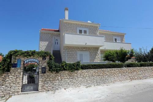 Apartments With A Parking Space Supetar (brac) - 5385