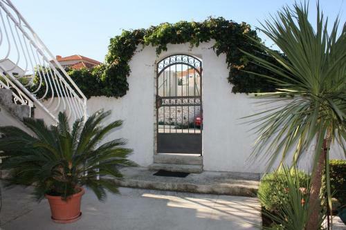 Apartments With A Parking Space Supetar (brac) - 5385