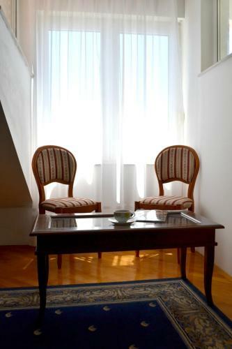 Hostal Rooms Lux