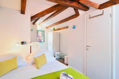 Hostal Apartments And Rooms Kampanel