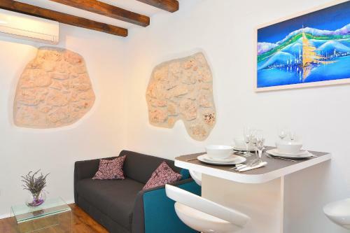 Hostal Apartments And Rooms Kampanel