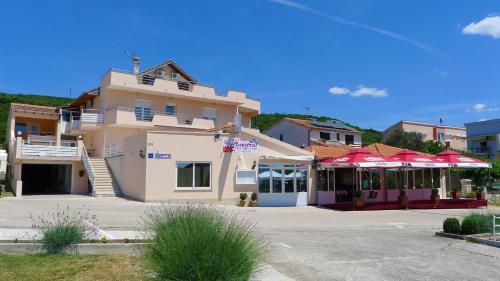 Apartments Maestral