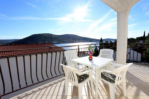 Apartments By The Sea Rogoznica - 10338