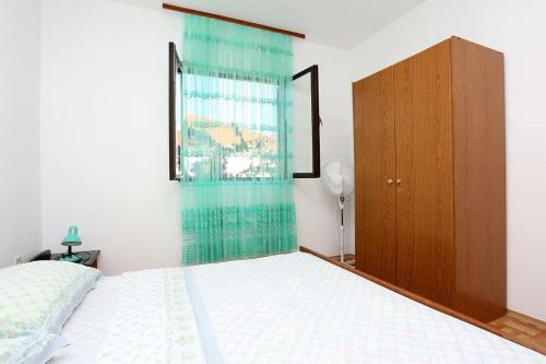 Apartments By The Sea Rogoznica - 10338