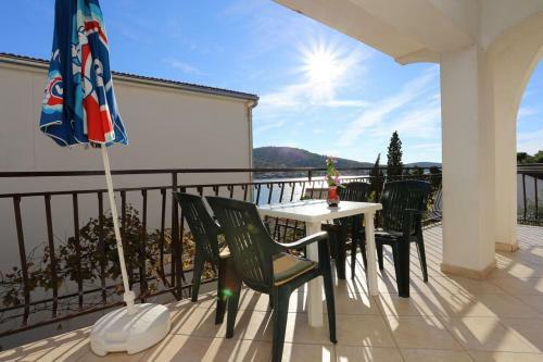 Apartments By The Sea Rogoznica - 10338