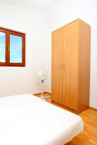 Apartments By The Sea Rogoznica - 10338